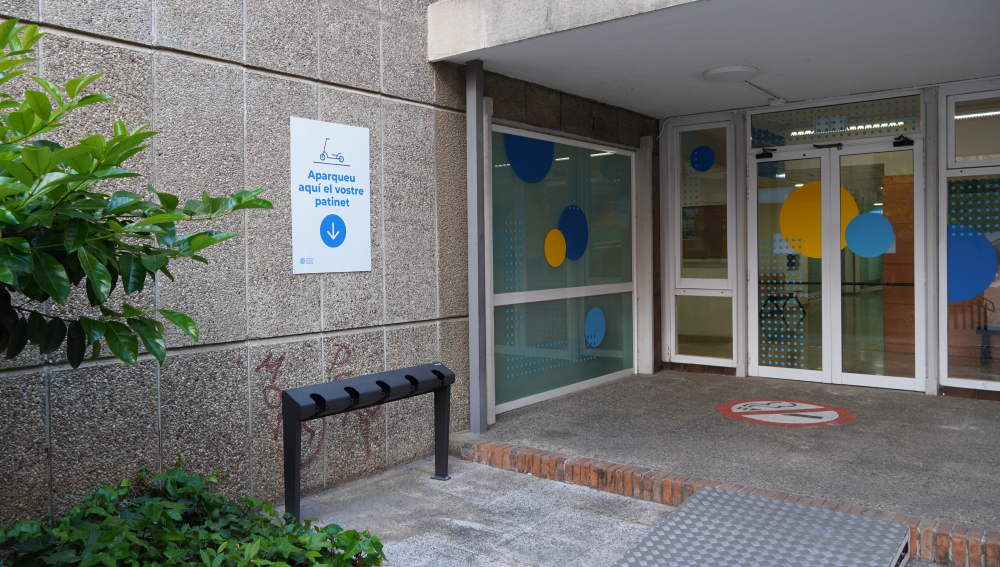El Consorci Sanitari Integral promou la mobilitat sostenible amb la instal·lació d’aparcapatinets