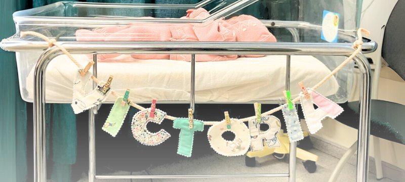 L'Hôpital Général de l'Hospitalet incorpore les noms des bébés confectionnés en tissu dans tous les berceaux