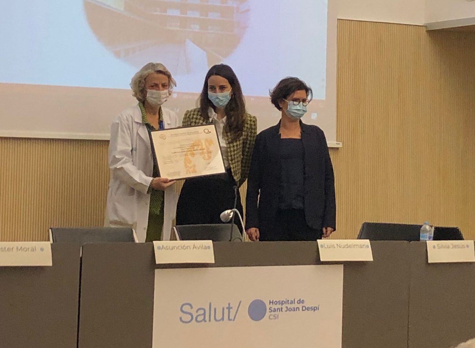 Dr. Asunción Ávila, head of the Moisès Broggi University Hospital Complex unit, receiving quality accreditation from the SEN