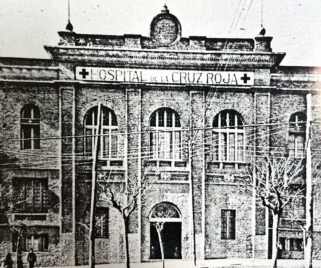 Imatge històrica de la façana de l'hospital quan estava gestionat per la Creu Roja
